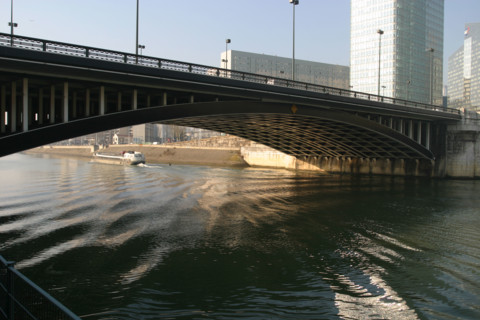 France, ile de france, hauts de seine, neuilly sur seine, la seine sous le pont de neuilly, reflets, formes geometriques,