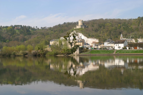 France, ile de france, val d'oise, la roche guyon, la seine, chateau, monument historique, architecture defensive, donjon, berges du fleuve, reflet dans l'eau,