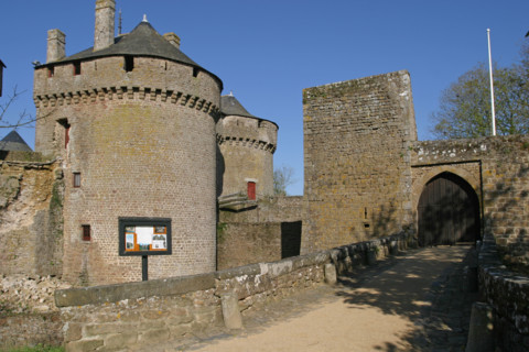 France, pays de loire, mayenne, lassay les chateaux, chateau fort, tours, pierre, medieval, etang,