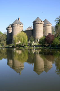 France, pays de loire, mayenne, lassay les chateaux, chateau fort, tours, pierre, medieval, etang, plan d'eau, peche a la ligne,