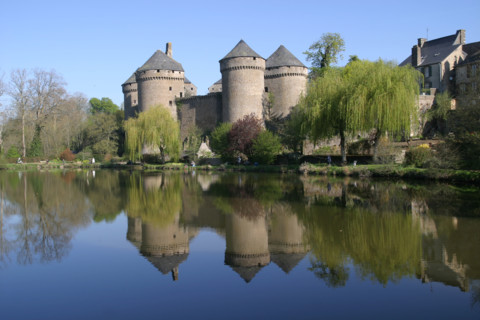 France, pays de loire, mayenne, lassay les chateaux, chateau fort, tours, pierre, medieval, etang, plan d'eau, peche a la ligne,