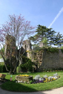 France, pays de loire, sarthe, fresnay sur sarthe, jardin de l'hotel de ville, parc public, vestiges fortifications medievales,
