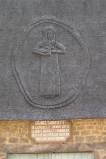 France, pays de loire, mayenne, pontmain, basilique, lieu de pelerinage, grange barbedette, vierge, apparition, miracle, religion, toiture de chaume, chaumiere decoree,