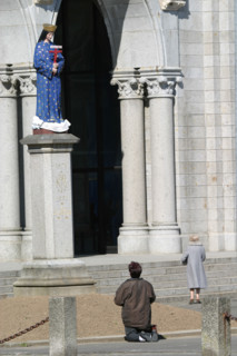 France, pays de loire, mayenne, pontmain, basilique, lieu de pelerinage, edifice religieux, vierge, apparition, miracle, religion, pelerin agenouille, priere,