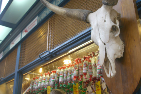 europe, Hongrie, budapest, marche couvert, halle centrale
vasarcsarnok, gastronomie, charcuterie, crane de bete a cornes,