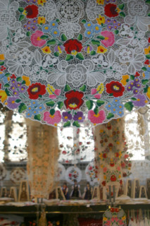 europe, Hongrie, budapest, marche couvert, halle centrale
vasarcsarnok, artisanat local, broderie traditionnelle, napperons, kitsch,