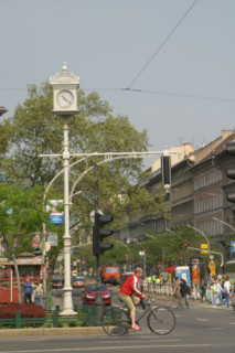 europe, Hongrie, budapest, centre ville, erzebet korut, terez korut, place oktogon, carrefour, cycliste,