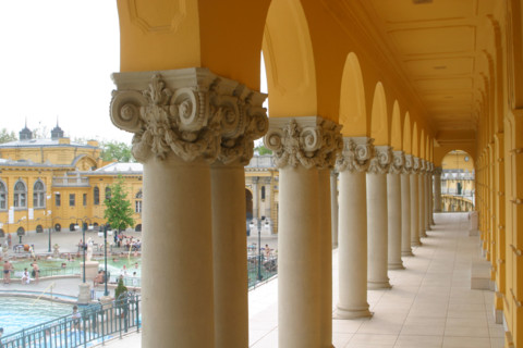 europe, Hongrie, budapest, bains szechenyi, thermes, station thermale, piscine, thermalisme, colonnes, architecture, eau, baignade,