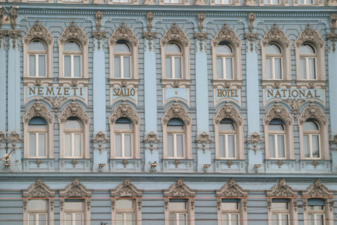 europe, Hongrie, budapest, hotel Mercure Nemzetti, 
josef korut 4, decor, statue, sculptures, facade 
metro Blaha Lujza Ter