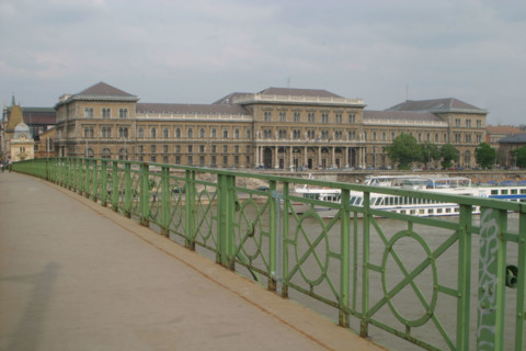 europe, Hongrie, budapest, sur le danube, pont de la liberte, szabadsag hid, structure metallique, immeubles sur les quais,