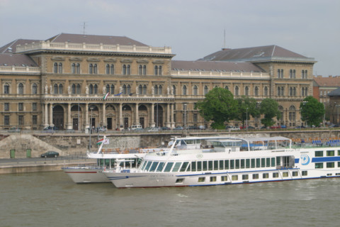 europe, Hongrie, budapest, sur le danube, l'universite, bateaux, croisieres fluviales,