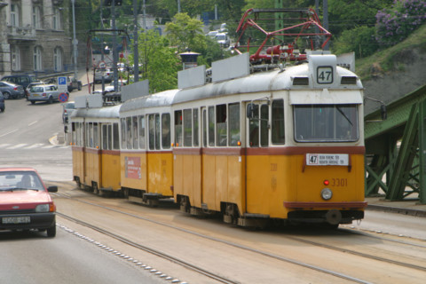 europe, Hongrie, budapest, tramway, sur le danube, pont de la liberte, szabadsag hid, structure metallique, transports urbains, circulation,