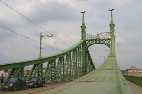 europe, Hongrie, budapest, tramway, sur le danube, pont de la liberte, szabadsag hid, structure metallique, immeubles sur les quais, transports urbains, circulation,