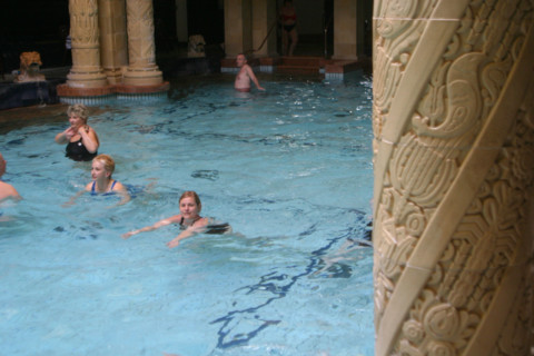 europe, Hongrie, budapest, bains gellert, thermes, station thermale, piscine, thermalisme, colonnes, architecture, eau, baignade, femmes,