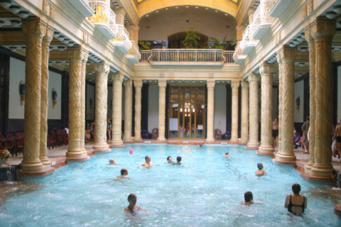europe, Hongrie, budapest, bains gellert, thermes, station thermale, piscine, thermalisme, colonnes, architecture, eau, baignade, femmes,