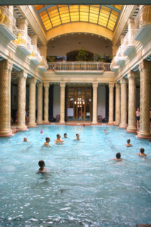 europe, Hongrie, budapest, bains gellert, thermes, station thermale, piscine, thermalisme, colonnes, architecture, eau, baignade, femmes,