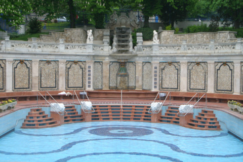europe, Hongrie, budapest, bains gellert, thermes, station thermale, piscine, thermalisme, colonnes, architecture, eau, baignade, femmes,