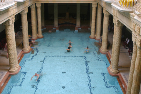 europe, Hongrie, budapest, bains gellert, thermes, station thermale, piscine, thermalisme, colonnes, architecture, eau, baignade, femmes,