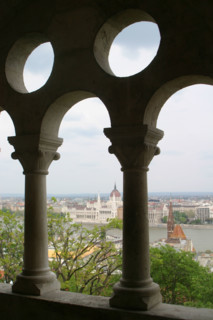 europe, Hongrie, budapest, le bastion des pecheurs, monument, 
vue sur le parlement
Buda, colonnes,