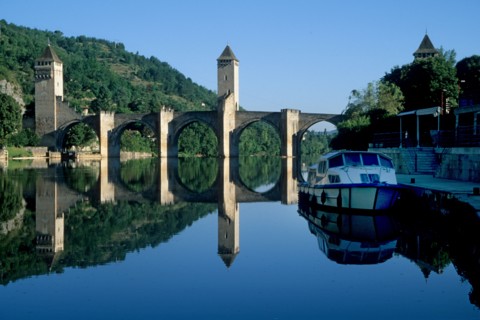 France, midi pyrenees, lot, quercy, cahors, pont valentre, medieval, riviere, berges, reflet, port, ponton, bateau, penichette, tourisme fluvial,