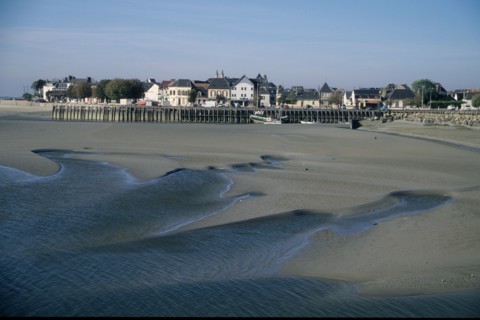 France, picardie, somme, baie de somme, le crotoy, plage, cabines de bains, station balneaire, maree basse, port, pontons, eau,