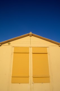 France, picardie, somme, baie de somme, le crotoy, plage, cabine de bain jaune, ciel bleu, station balneaire,