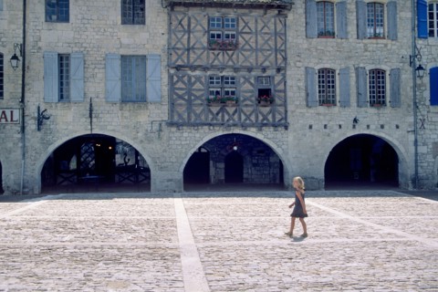 France, midi pyrenees, tarn et garonne, lauzerte en quercy, place, enfant, paves, maisons a pans de bois, colombages, arcades, village medieval,