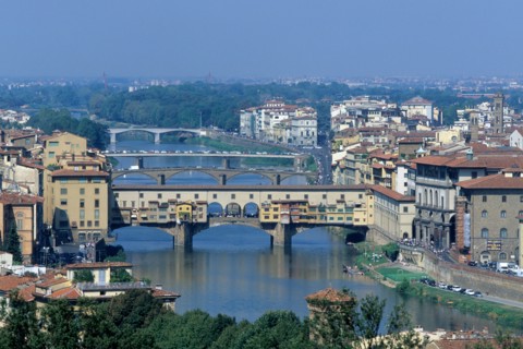 Italie, toscane, florence, firenze, renaissance italienne, l'arno, ponte vecchio, pont couvert habite, boutiques, echoppes, maisons, berges, vue generale, panorama,