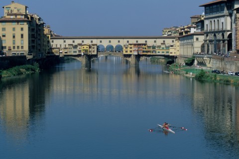 Italie, toscane, florence, firenze, renaissance italienne, l'arno, ponte vecchio, pont couvert habite, boutiques, echoppes, maisons, berges, aviron, sport,