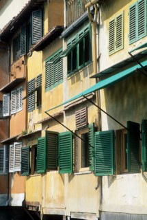 Italie, toscane, florence, firenze, renaissance italienne, sur le ponte vecchio, pont couvert habite, boutiques, echoppes, maisons, volets, detail,
