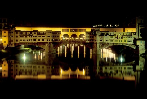Italie, toscane, florence, firenze, renaissance italienne, l'arno, ponte vecchio, pont couvert habite, boutiques, echoppes, maisons, berges, nuit,