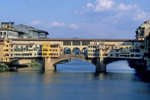 Italie, toscane, florence, firenze, renaissance italienne, l'arno, ponte vecchio, pont couvert habite, boutiques, echoppes, maisons, berges,