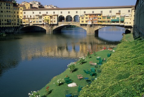 Italie, toscane, florence, firenze, renaissance italienne, l'arno, ponte vecchio, pont couvert habite, boutiques, echoppes, maisons, berges, terrasses, restaurant, tables et chaises,