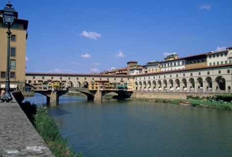 Italie, toscane, florence, firenze, renaissance italienne, l'arno, ponte vecchio, pont couvert habite, boutiques, echoppes, maisons, berges,
