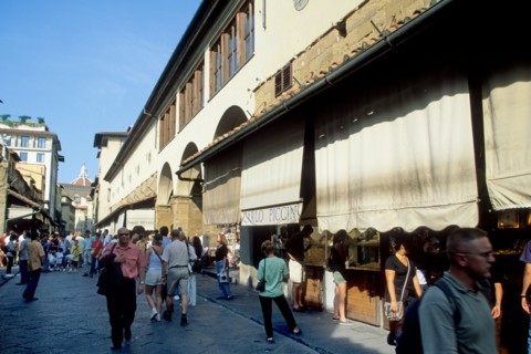 Italie, toscane, florence, firenze, ponte vecchio, pont couvert, touristes, echoppes, boutiques, commerces, arno, renaissance italienne,