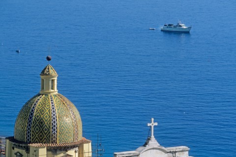 Italie, sud, cote amalfitaine, positano, station balneaire a flanc de coteau, plage, mer tyrhenienne, dome, eglise, bateau,