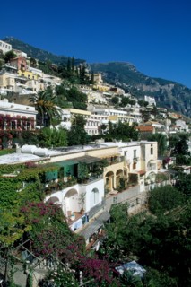 Italie, sud, cote amalfitaine, positano, station balneaire a flanc de coteau, plage, mer tyrhenienne, maisons, montagne,