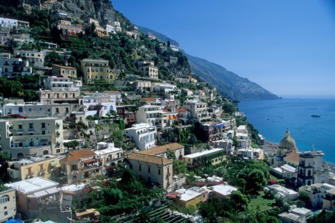 Italie, sud, cote amalfitaine, positano, station balneaire a flanc de coteau, plage, mer tyrhenienne, maisons, montagne,