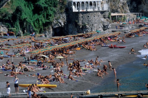 Italie, sud, cote amalfitaine, positano, station balneaire a flanc de coteau, plage, mer tyrhenienne, maisons, montagne,