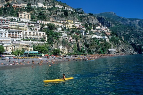 Italie, sud, cote amalfitaine, positano, station balneaire a flanc de coteau, plage, mer tyrhenienne, maisons, montagne,