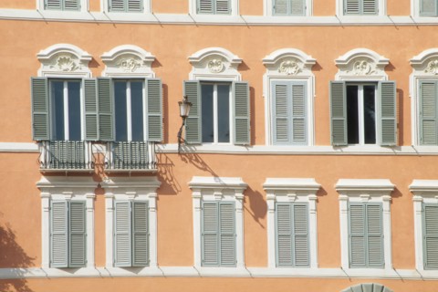 Italie, rome, piazza di spagna, place d'espagne, maisons, facades, volets, balcons,