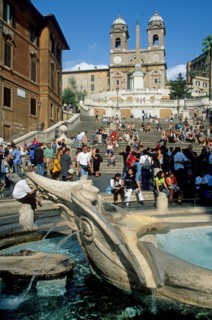 Italie, rome, piazza di spagna, place d'espagne, eglise de la trinite des monts, escaliers, touristes, foule, maisons, facades, palmiers, fontaine,