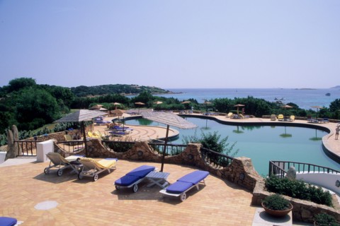 Italie, sardaigne, costa smeralda, hotel romazzino, parasols, plage, mer, panorama, piscine, transats,