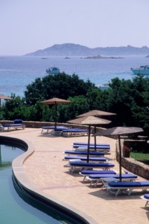 Italie, sardaigne, costa smeralda, hotel romazzino, parasols, plage, mer, panorama, piscine,