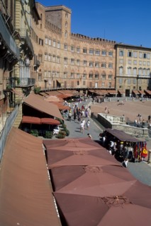 Italie, toscane, sienne, piazza del campo, place, facades maisons, terrasses, parasols, touristes,