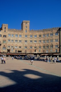Italie, toscane, sienne, piazza del campo, place, facades maisons, ombre du palais public,