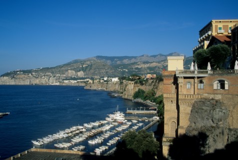 Italie, sud, golfe de naples, sorrento, vesuve, volcan, mer, plage, station balneaire, port, peche, bateaux, barques, maisons a flanc de coteau,