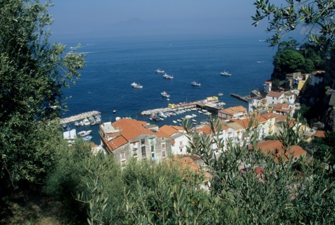 Italie, sud, golfe de naples, sorrento, vesuve, volcan, mer, plage, station balneaire, port, peche, bateaux, barques, maisons a flanc de coteau,