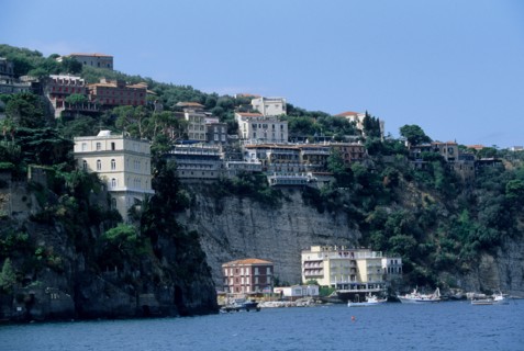 Italie, sud, golfe de naples, sorrento, vesuve, volcan, mer, plage, station balneaire, maisons a flanc de coteau,