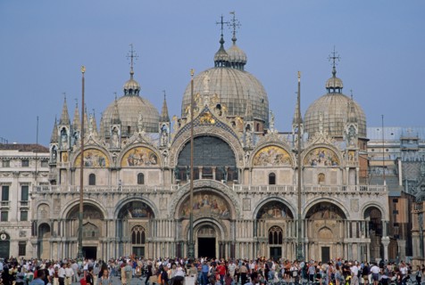 Italie, venise, place san marco, basilique saint marc, edifice religieux, touristes, coupoles,